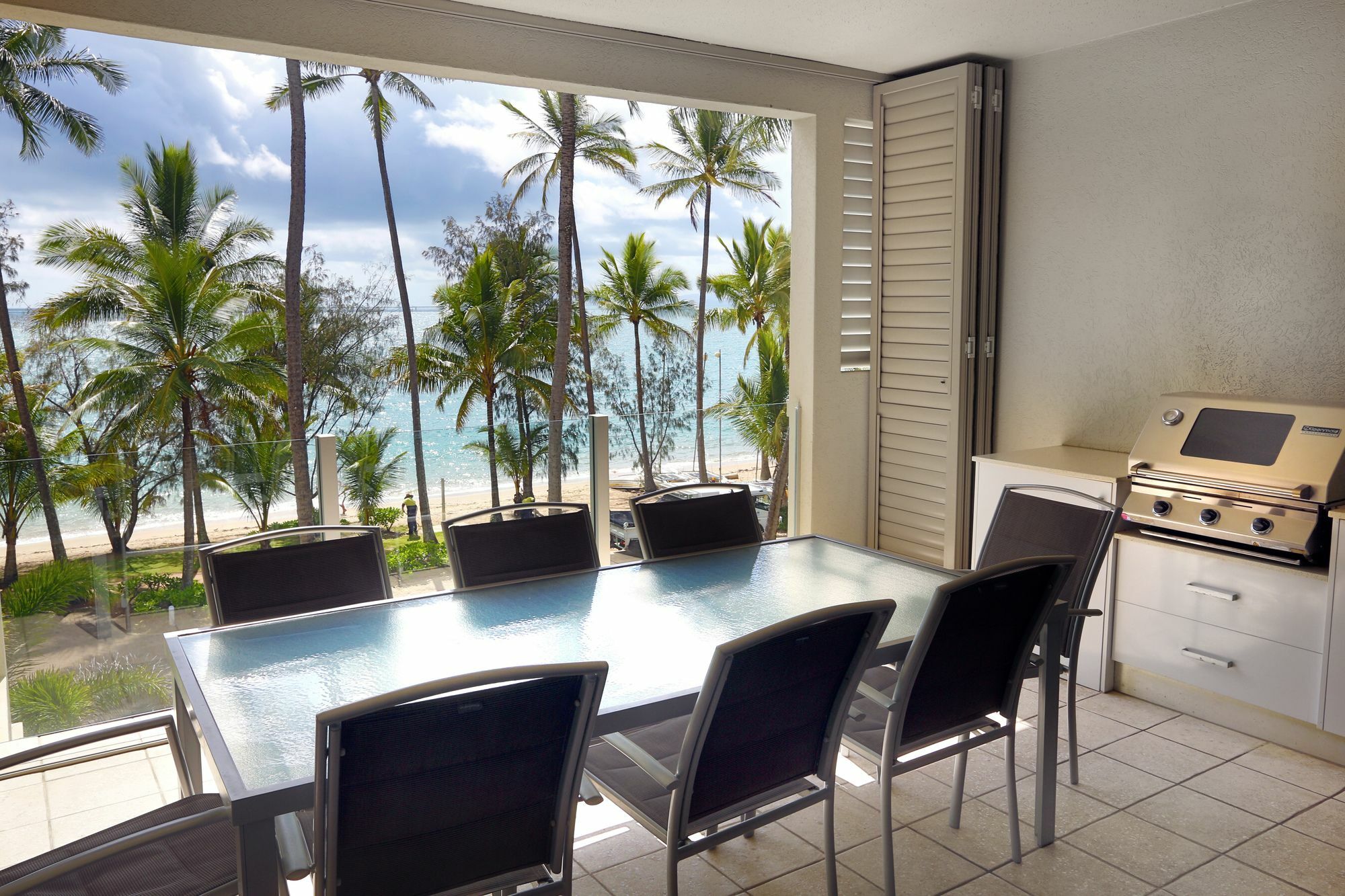 Island Views Beachfront Apartments Palm Cove Exterior foto