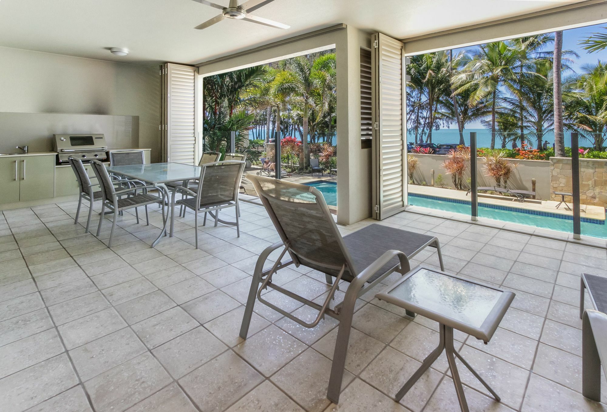 Island Views Beachfront Apartments Palm Cove Exterior foto